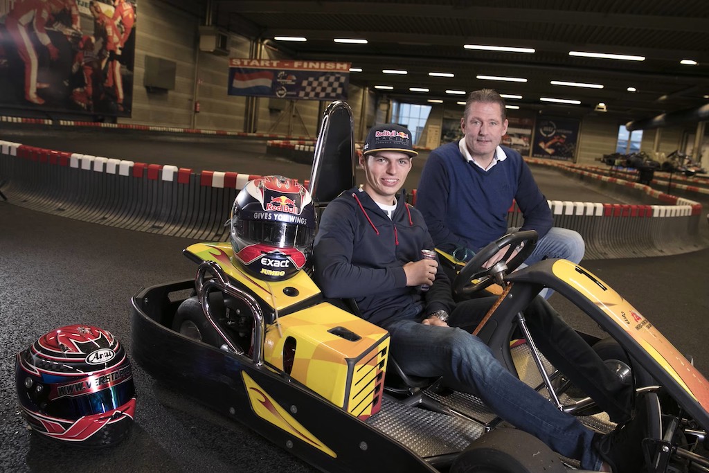 圖2_Max Verstappen將在《Max vs 100》中重現童年從後方追趕對手的訓練方式。（Red Bull提供）